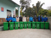 Trao tặng 10 thùng đựng rác cho bản Pa Pe, xã Bình Lư