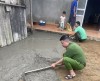 Công an xã Bình Lư hỗ trợ hộ nghèo đổ bê tông sân nhà