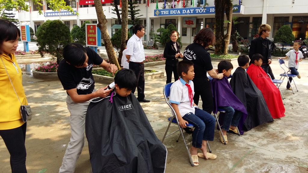 Câu lạc bộ Tóc Lai Châu cắt tóc miễn phí cho học sinh trường Tiểu học Thị trấn Tam Đường ( huyện Tam Đường)