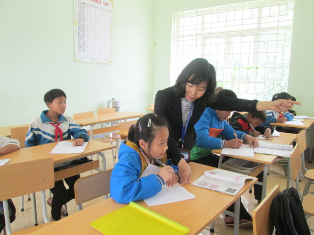 Cô giáo Nim luôn tận tình dạy dỗ học sinh của mình trên lớp