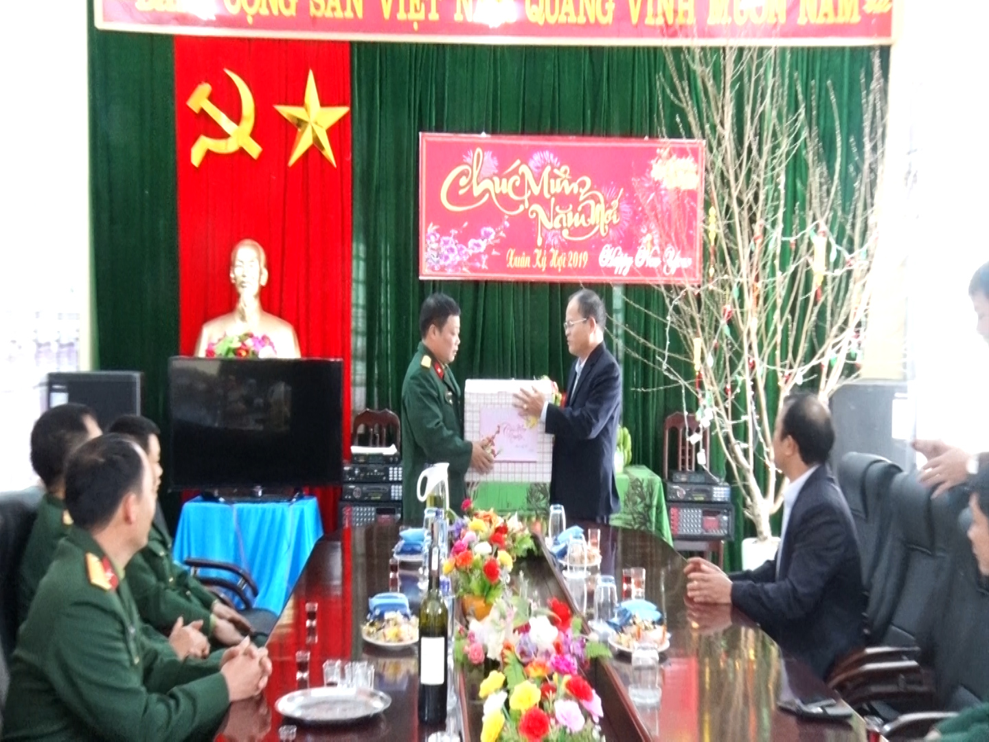 Chủ tịch UBND huyện tặng quà, chúc Tết Ban CHQS huyện