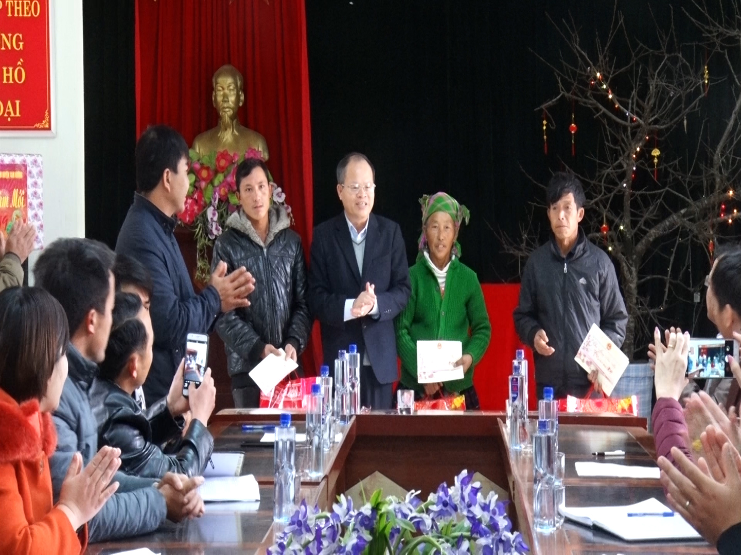 Chủ tịch UBND huyện tặng quà các gia đình chính sách tại 2 xã  Nùng Nàng và Sùng Phài