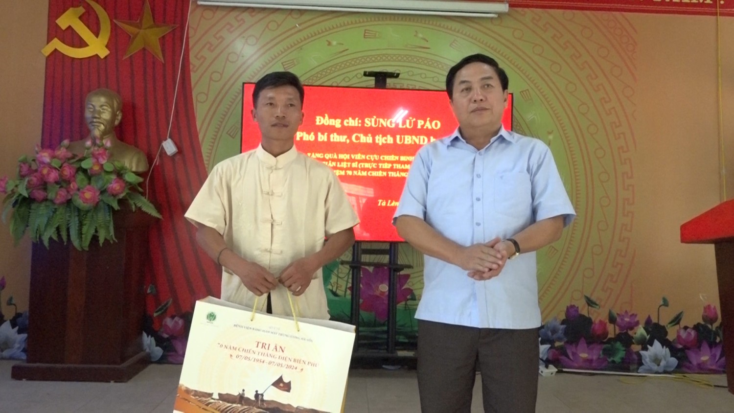Đồng chí Sùng Lử Páo - Chủ tịch UBND huyện Tam Đường thăm, tặng quà hội viên CCB thời kỳ chống Pháp và các gia đình thân nhân liệt sĩ