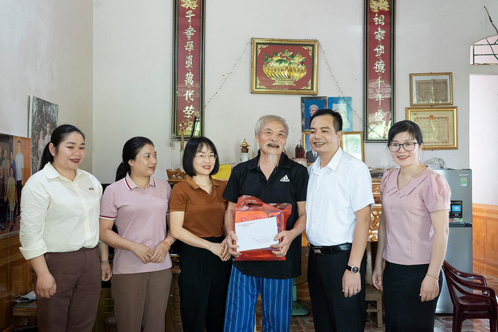 Đồng chí Chủ tịch UBND xã Bình Lư thăm, tặng quà  nhân Ngày Thương binh – Liệt sĩ 27/7