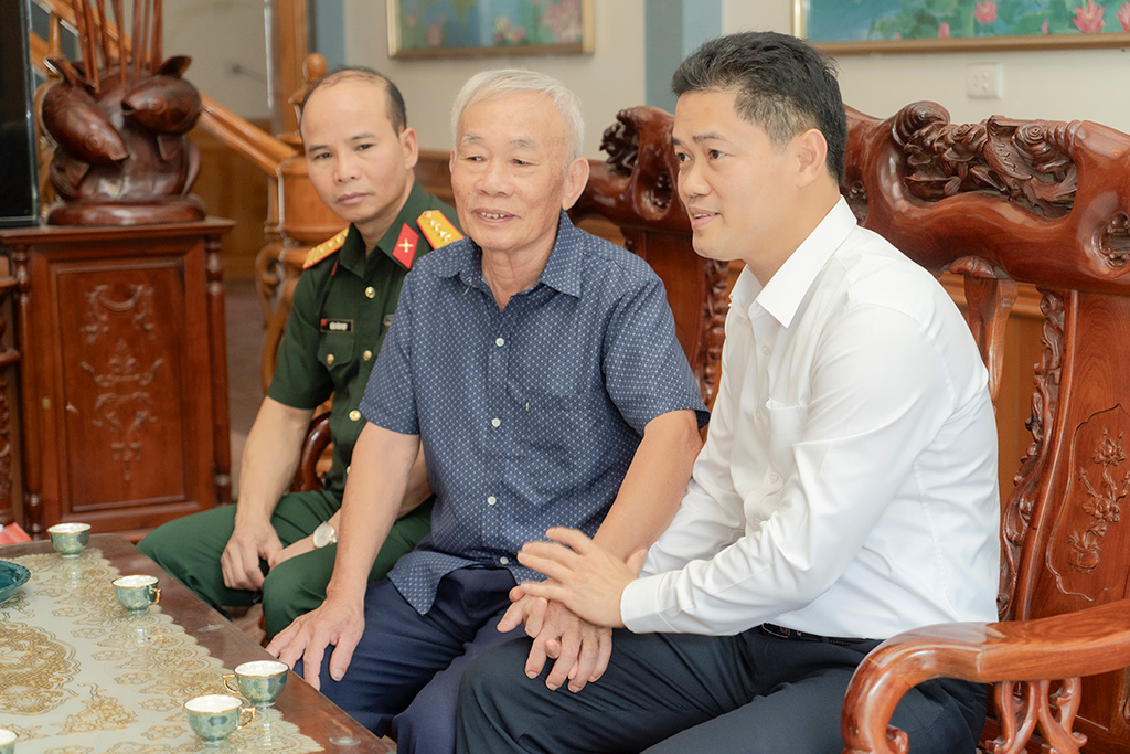 Phó Bí thư Thường trực Tỉnh ủy Vũ Mạnh Hà thăm, tặng quà các gia đình chính sách tại xã Bình Lư