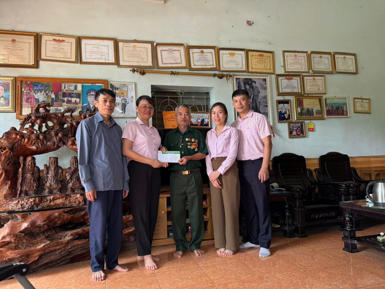 CÔNG ĐOÀN PHÒNG GIAO DỊCH NHCSXH TAM ĐƯỜNG TẶNG QUÀ CHO GIA ĐÌNH CHÍNH SÁCH