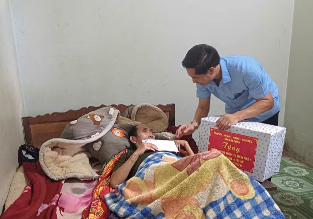 Tả Lèng trao 41 suất quà tri ân gia đình chính sách và người có công