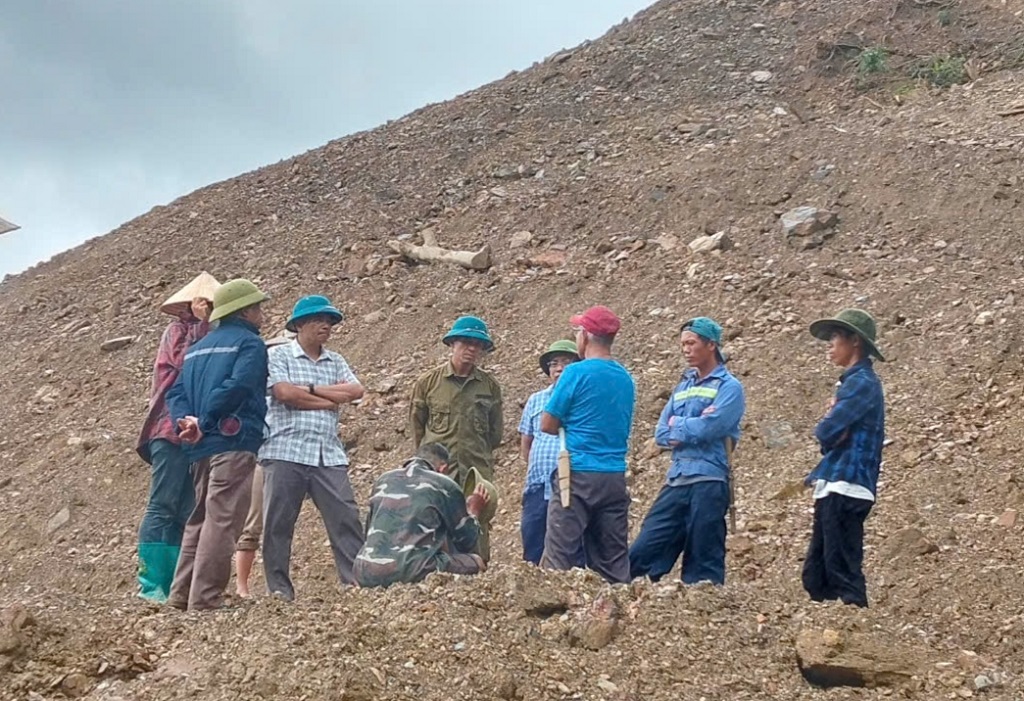 Đoàn lãnh đạo xã Bình Lư kiểm tra tình hình sạt lở do mưa lũ tại tuyến đường nối Cao tốc Nội Bài - Lai Châu
