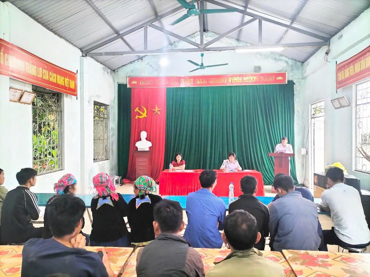 Đoàn Đại biểu HĐND xã Tả Lèng tiếp xúc cử tri tại bản Sử Thàng