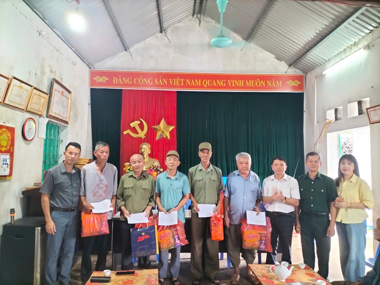 Đồng chí Nguyễn Bá Kiện – Phó Chủ tịch HĐND xã Bình Lư: Thăm hỏi, tặng quà các gia đình chính sách