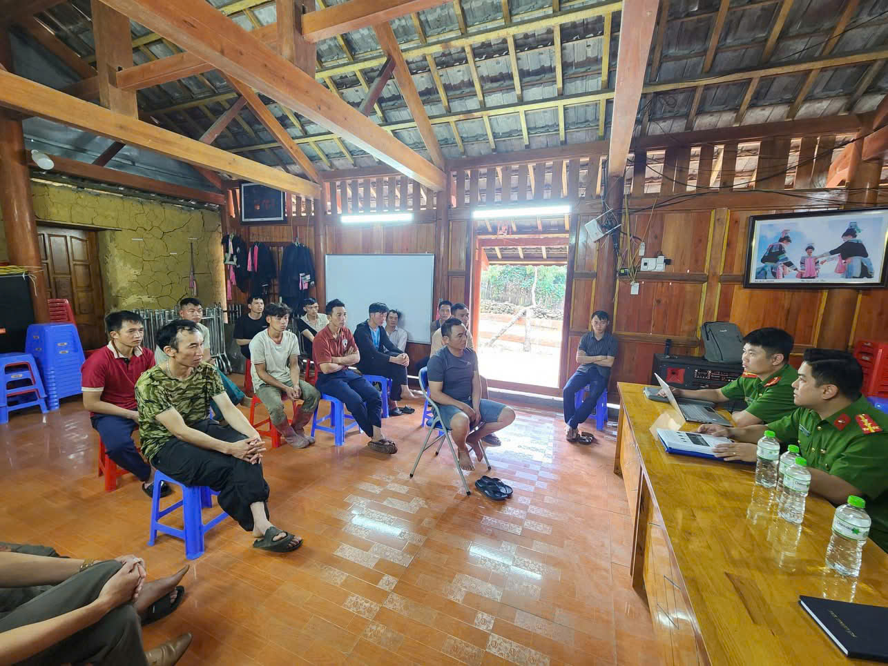 Công an xã Tả Lèng hướng dẫn người dân bản du lịch khai báo lưu trú và đăng ký kinh doanh