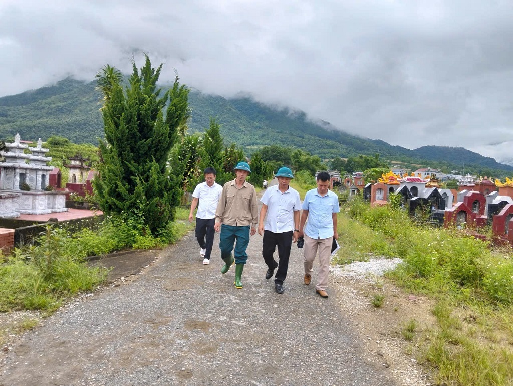 Đoàn lãnh đạo xã kiểm tra việc quản lý các nghĩa trang trên địa bàn xã