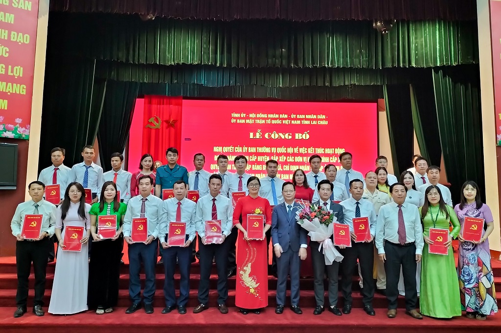 Lễ công bố các Nghị quyết, Quyết định của Trung ương và tỉnh Lai Châu đối với xã Bình Lư