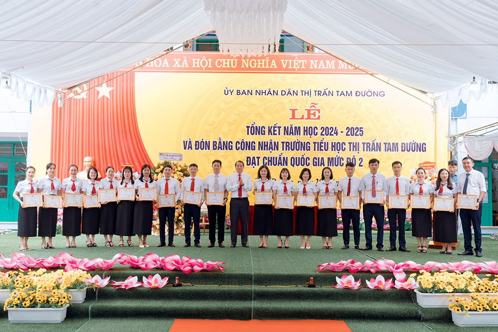 Trường Tiểu học thị trấn Tam Đường đón bằng công nhận trường  đạt chuẩn Quốc gia mức độ 2