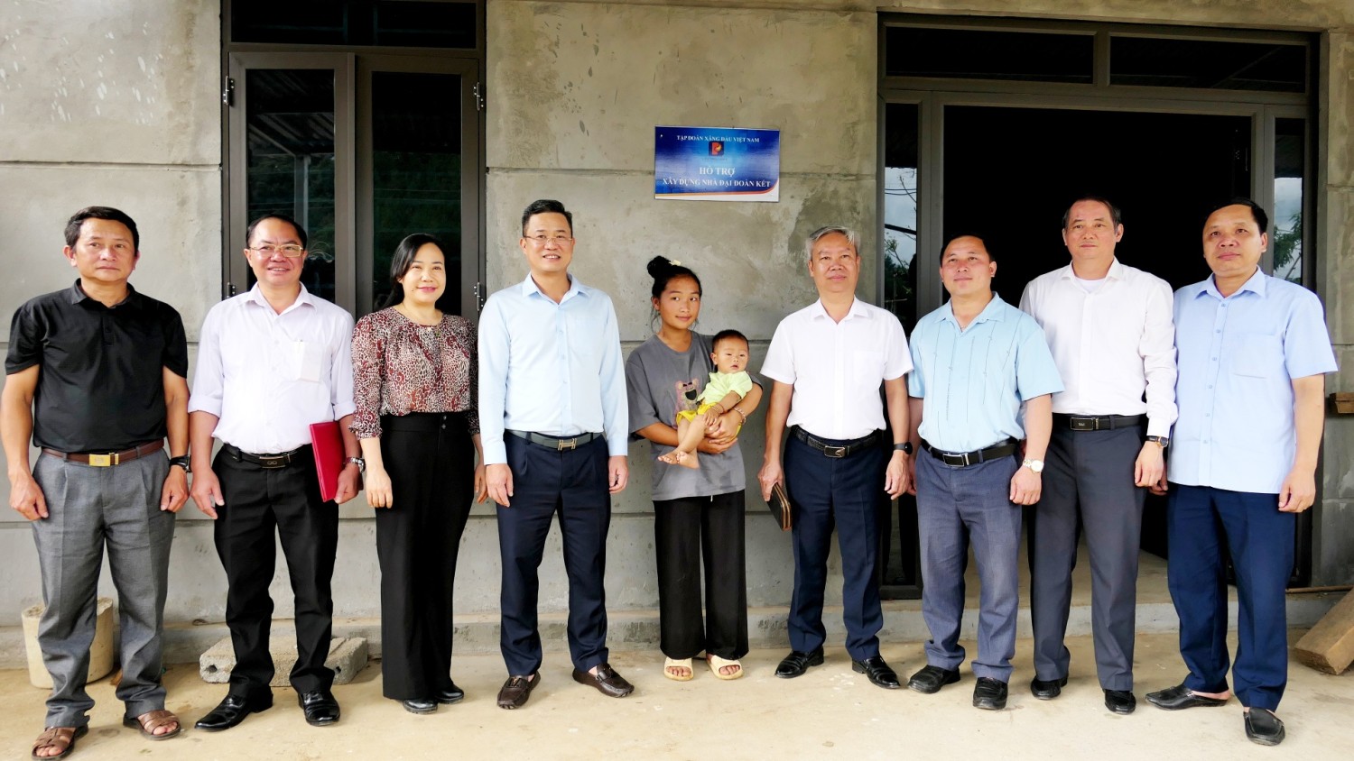 Bàn giao nhà ở cho hộ nghèo và tặng xe đạp cho học sinh khó khăn