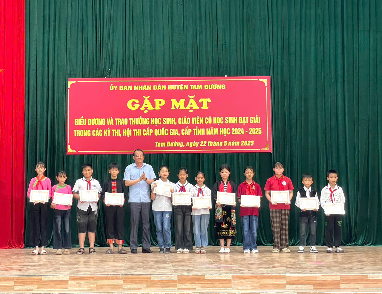 Tam Đường biểu dương cho học sinh, giáo viên có học sinh đạt giải trong các kỳ thi Quốc gia, cấp tỉnh năm học 2024-2025