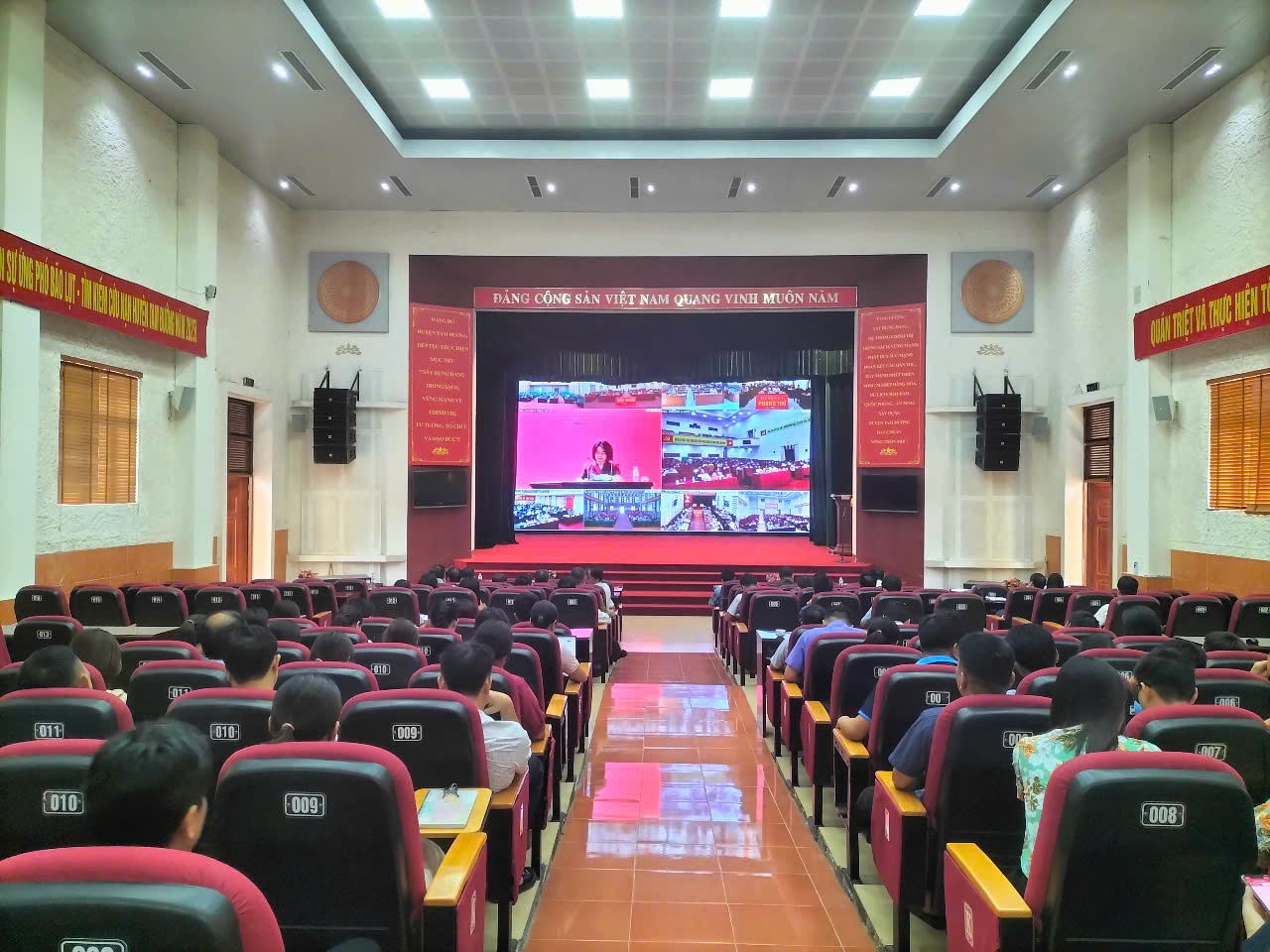 Hội nghị quán triệt, triển khai các văn bản của Trung ương, Tỉnh ủy.