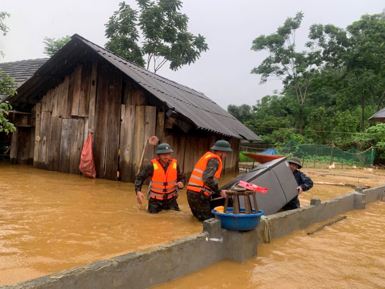 Hỗ trợ người dân di dời ra khỏi vùng ngập lụt