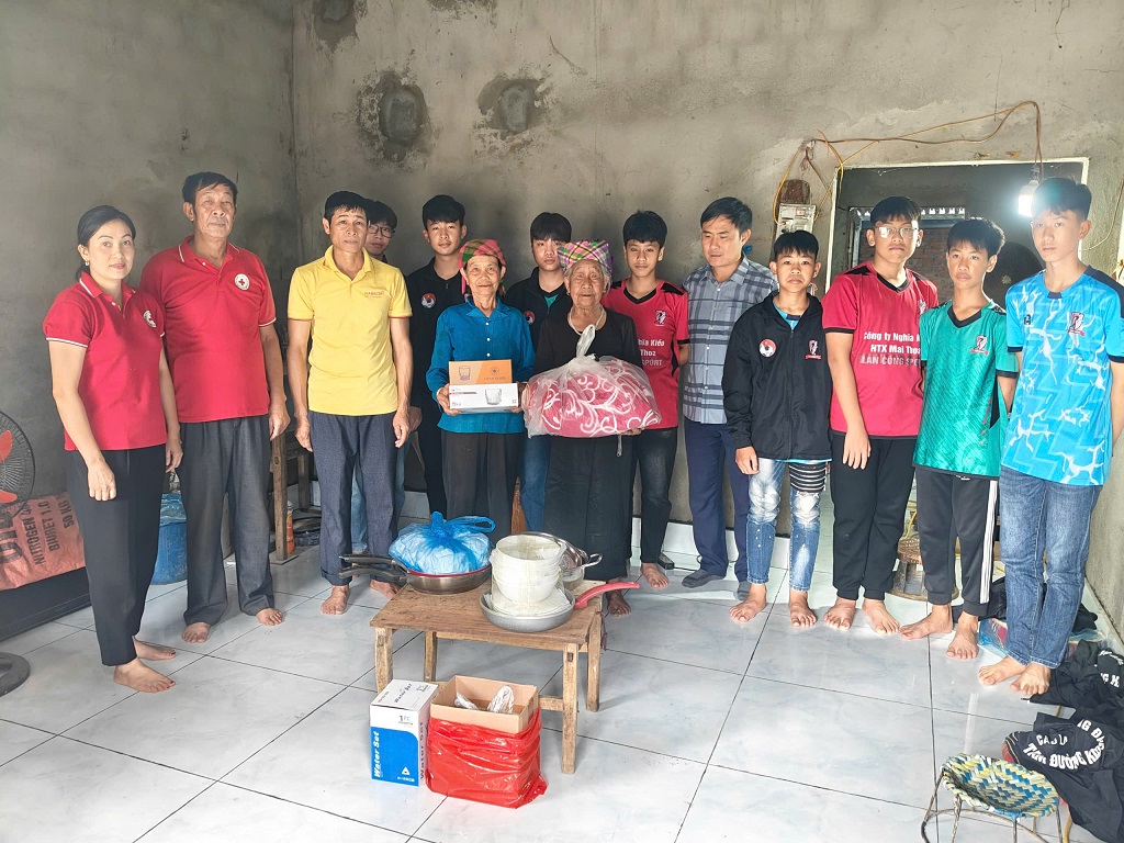 Hỗ trợ vật dụng sinh hoạt thiết yếu cho 4 hộ gia đình nghèo