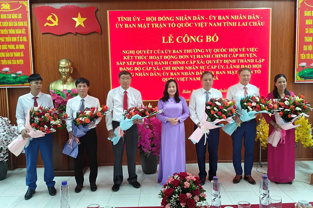 Bản Bo công bố quyết định sáp nhập đơn vị hành chính cấp xã, thành lập tổ chức Đảng và chỉ định cấp ủy, chính quyền xã