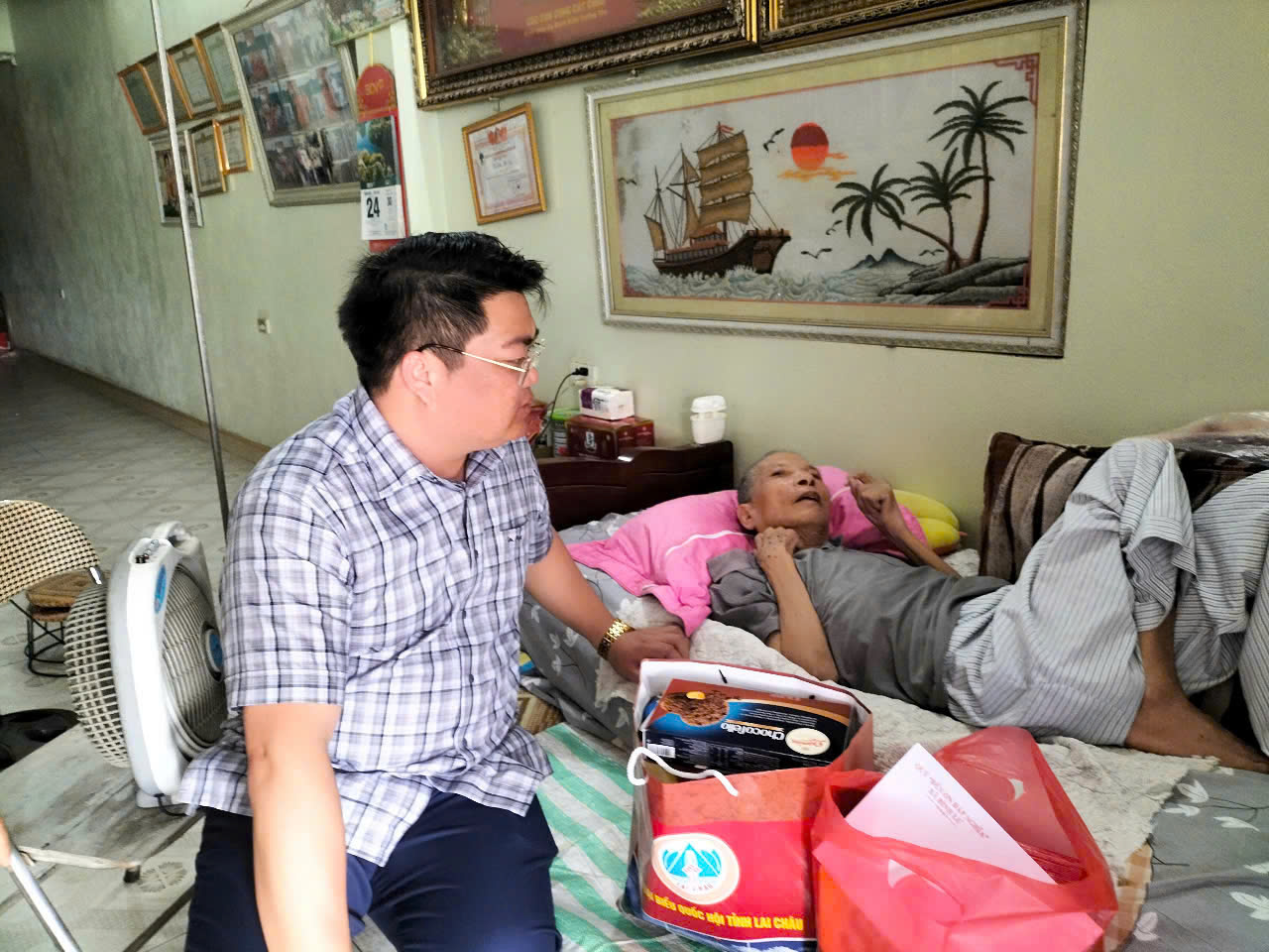 Đoàn Đại biểu Quốc hội Thăm, tặng quà gia đình chính sách, người có công trên địa bàn xã Bình Lư