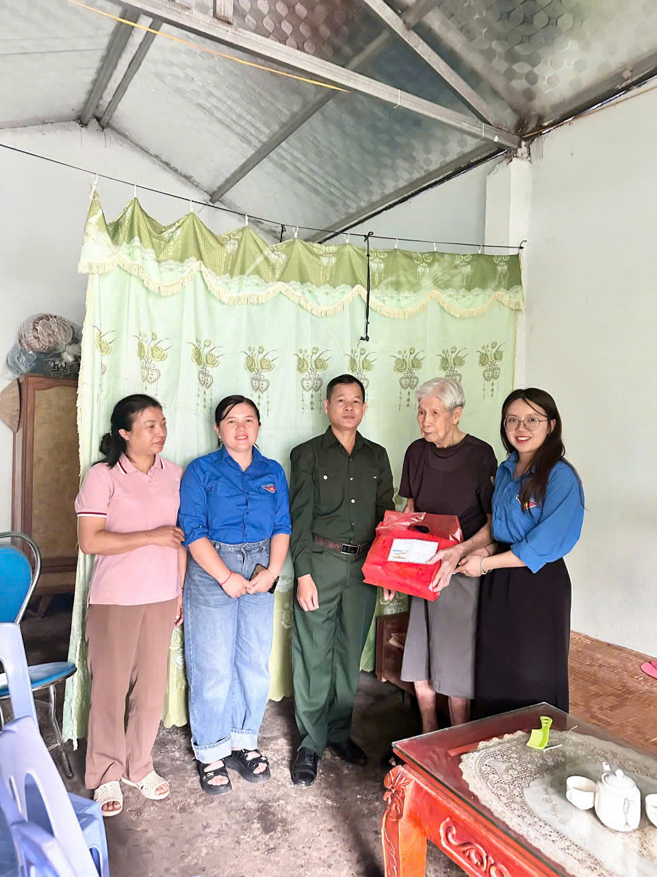 Tuổi trẻ Bình Lư tri ân cựu chiến binh nhân kỷ niệm 78 năm Ngày Thương binh - Liệt sĩ